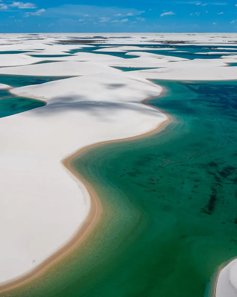 Lagoas azuis espalhadas entre as dunas, vistas de um avião